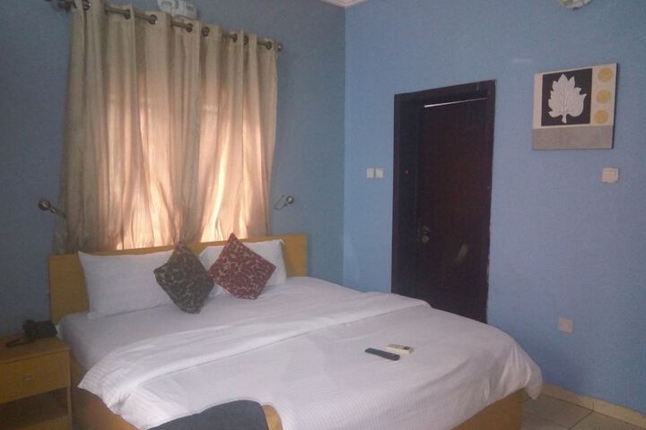 Room 11 of 14