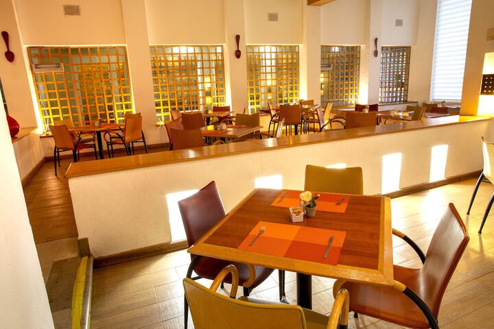 Dining 76 of 102