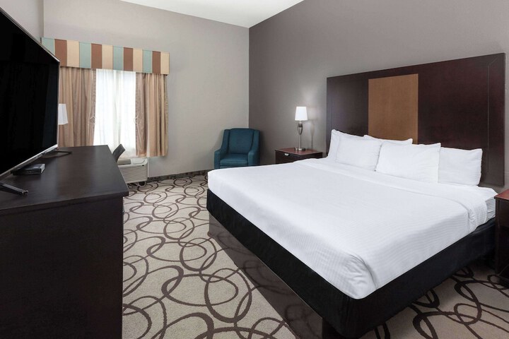1 King Bed City View (2 of 17)