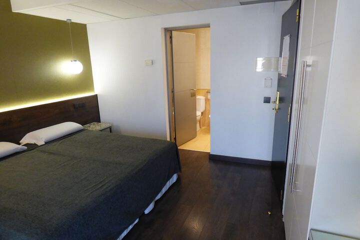 Room 47 of 193