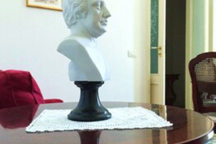 Room 4 of 9
