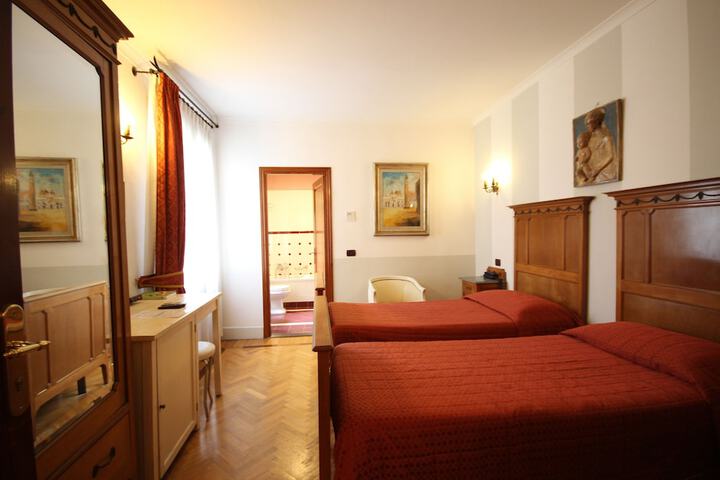 Room 11 of 31