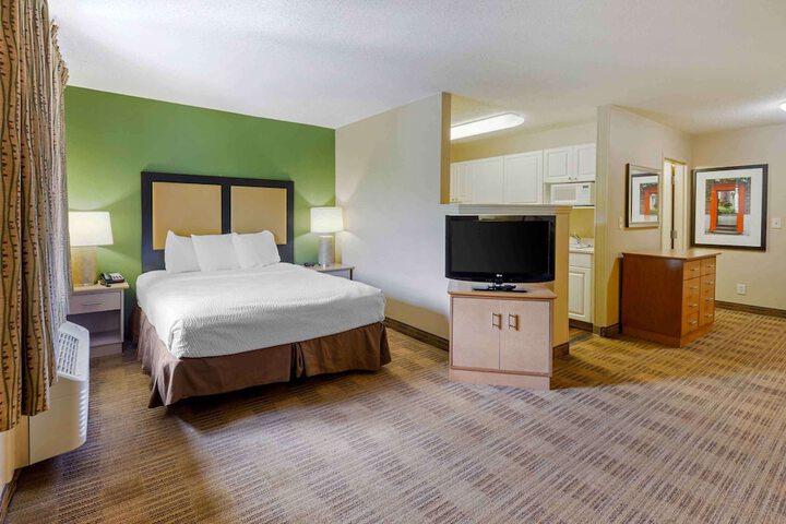 Studio Queen Bed (2 of 10)