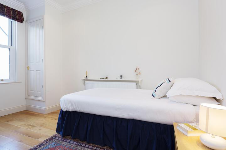 Room 4 of 8