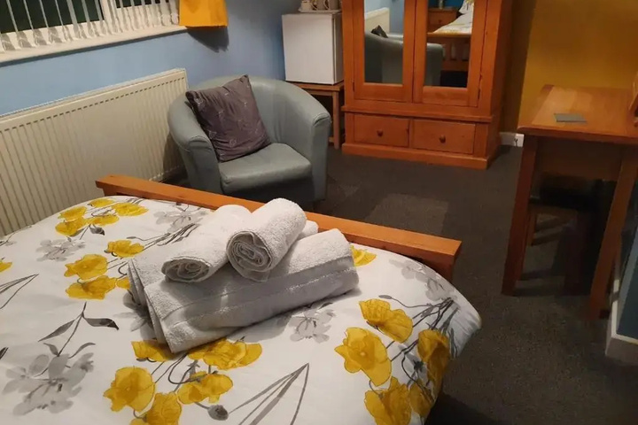 Room 2 of 10