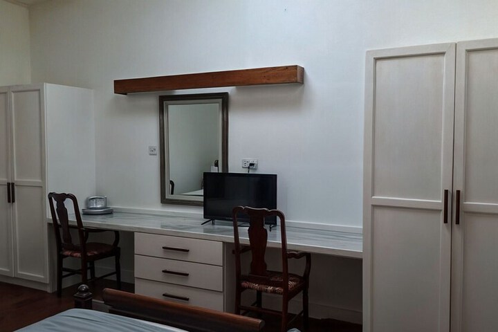 Room 7 of 16