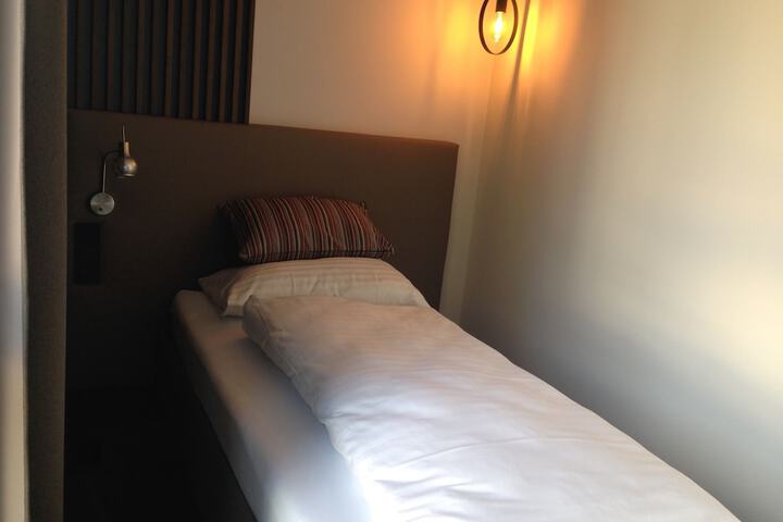 Room 4 of 75