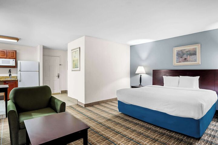 1 Queen Bed Efficiency Suite (1 of 24)