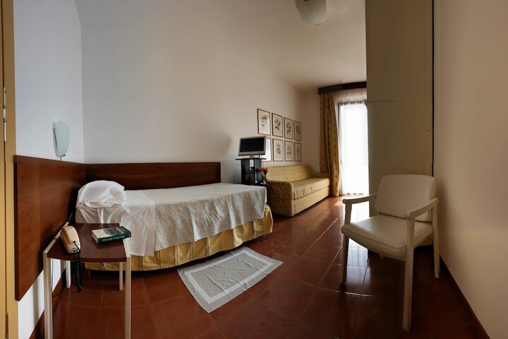 Room 9 of 47