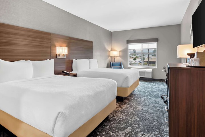 2 Queen Accessible Comm Assist Bathtub Microwave, Refrigerator WiFi Continental Breakfast (14 of 14)