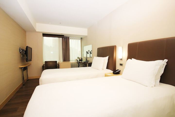 Room 5 of 42