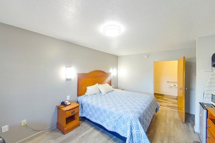 1 King Bed (4 of 7)