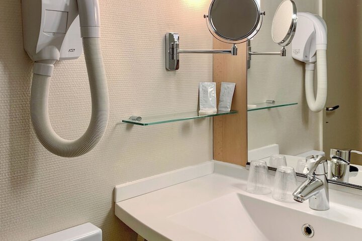 Room 26 of 82
