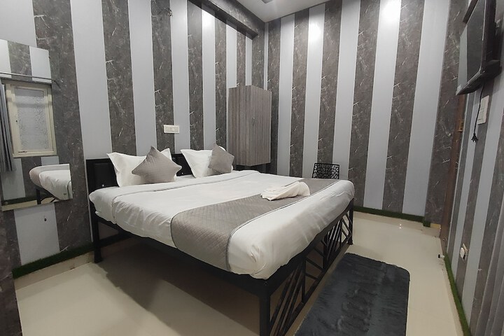 Room 5 of 17