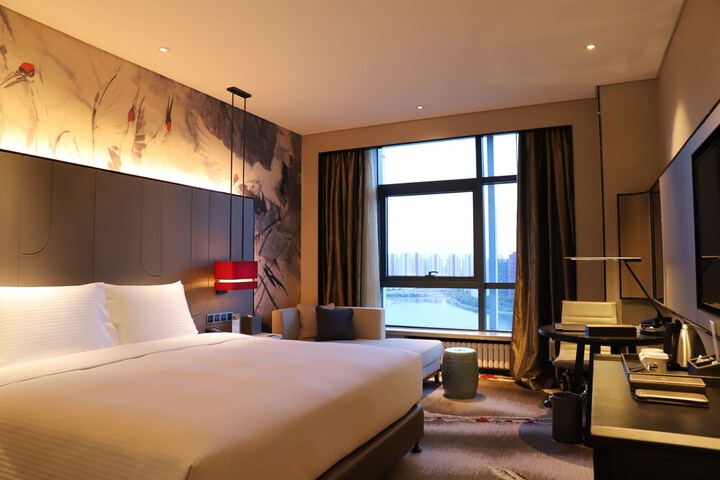 Room 6 of 18