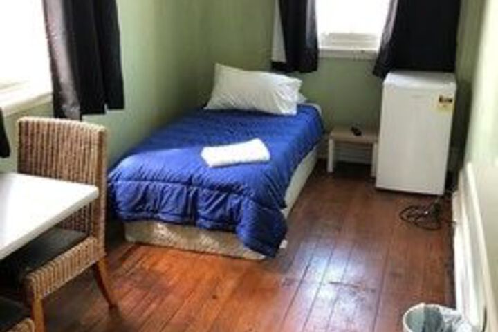 Room 2 of 10