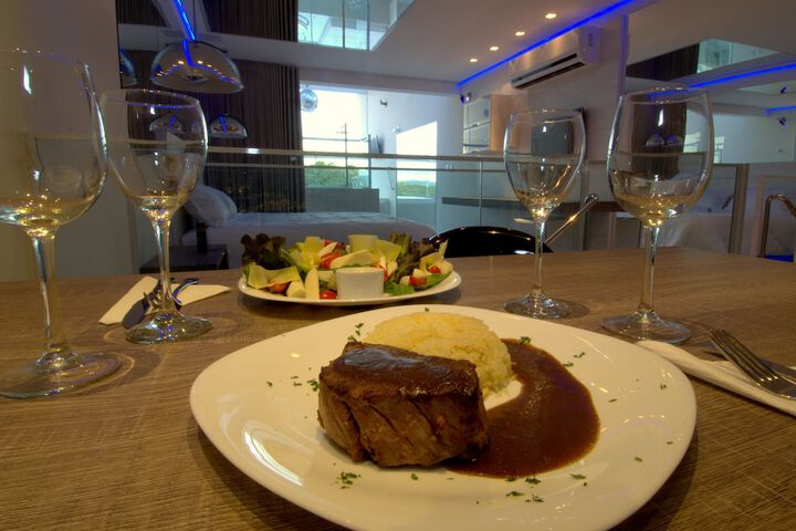 Dining 30 of 37