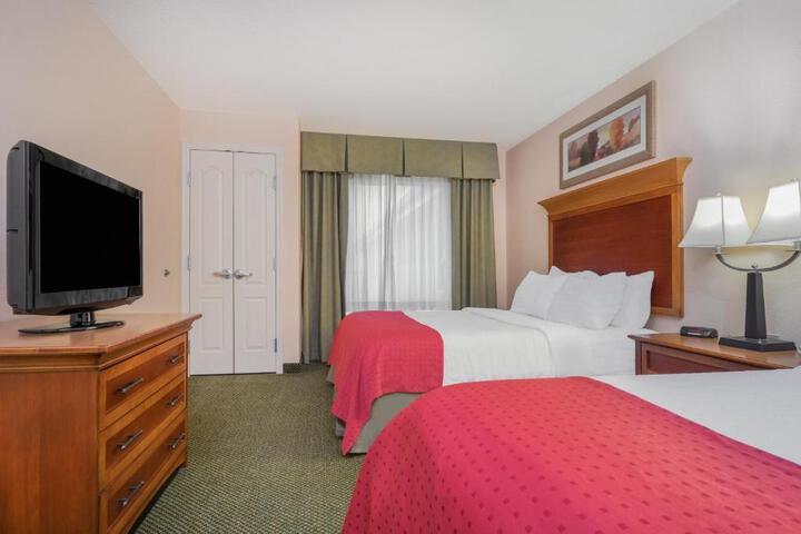 2 Queen Beds (15 of 17)