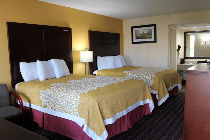 2 Queen Beds (16 of 20)