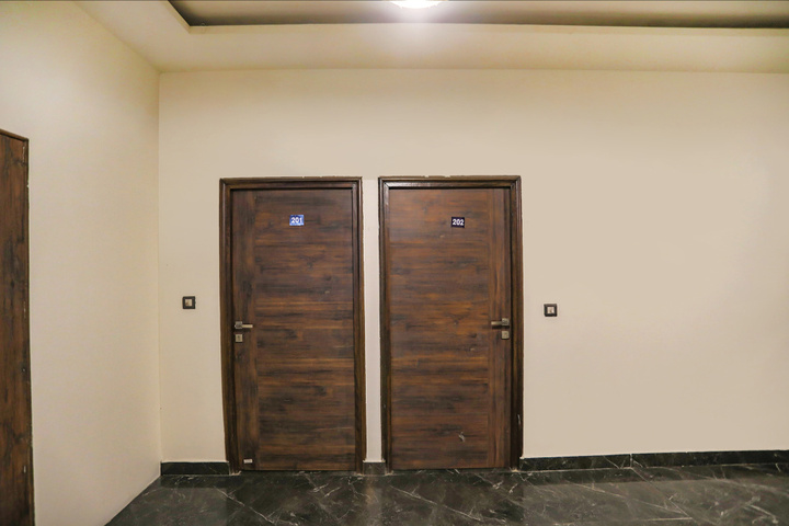 Room 6 of 18