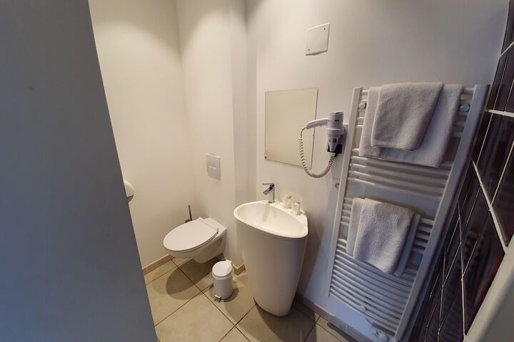 Room 17 of 24