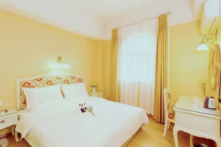 Room 6 of 10