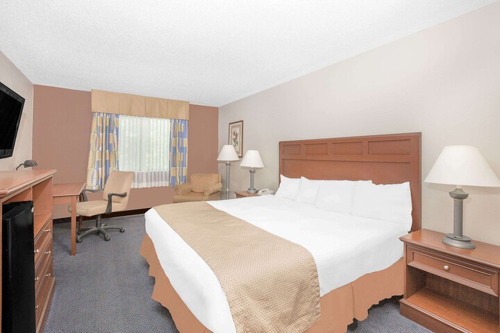 1 King Bed (3 of 6)