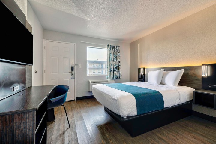1 Queen Bed (1 of 5)
