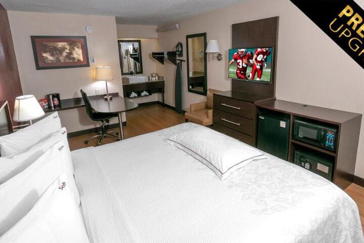 Deluxe King Bed (3 of 24)
