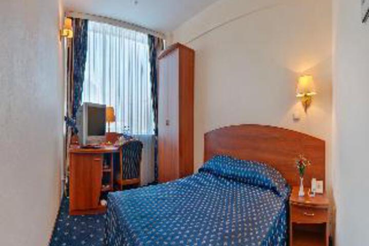 Room 4 of 8