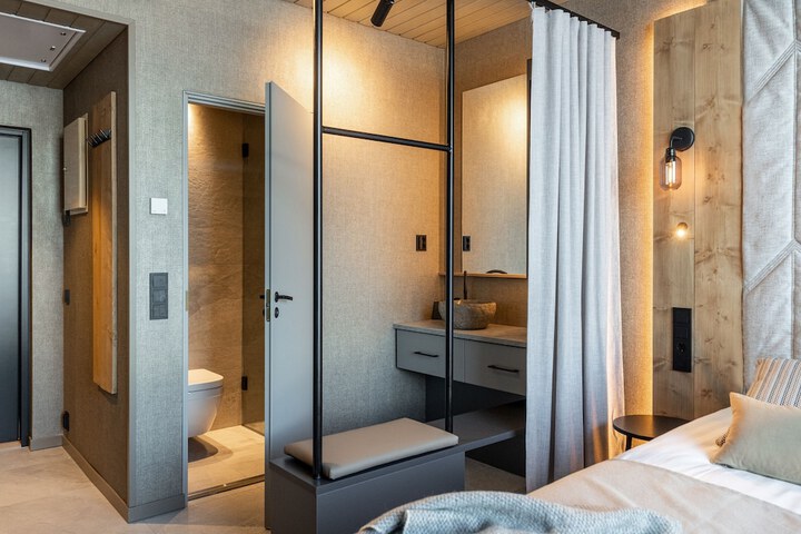 Room 10 of 65