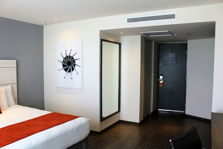Room 10 of 33