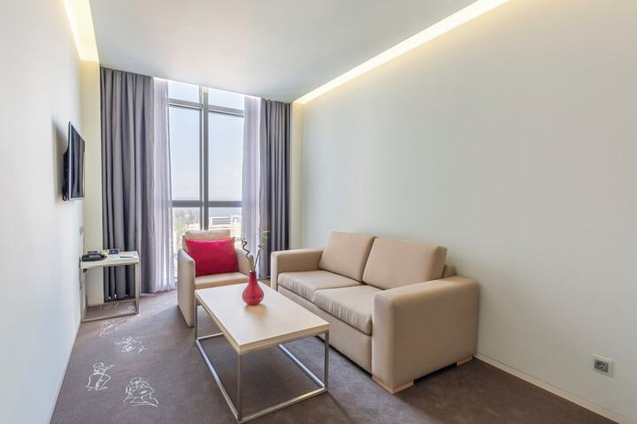 Room 32 of 60
