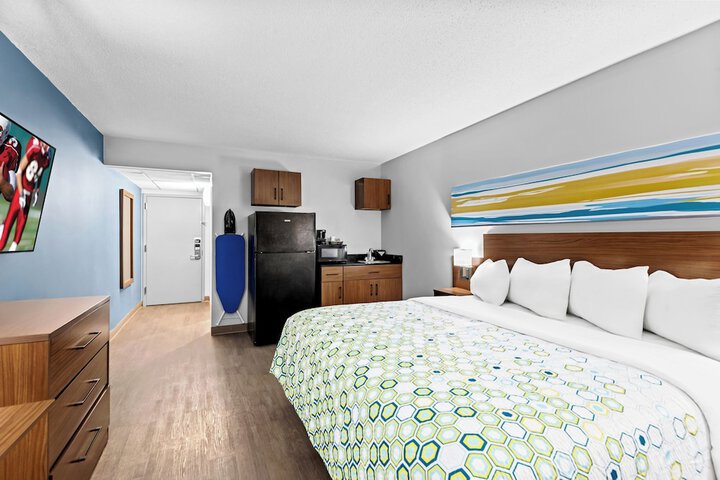 Studio King Bed (6 of 12)