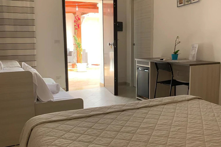 Room 4 of 8