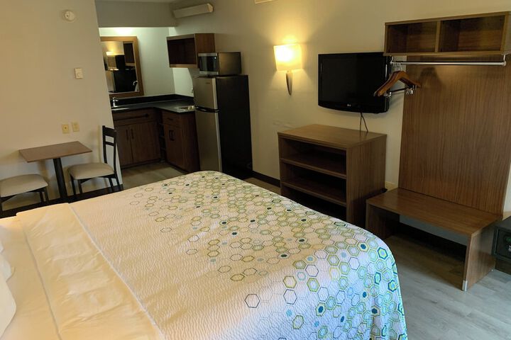 Studio 1 King Bed Smaller Room (5 of 9)