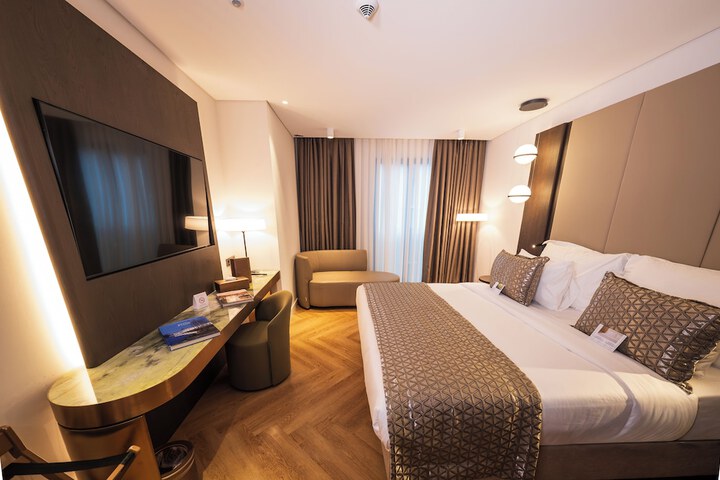 Room 38 of 200