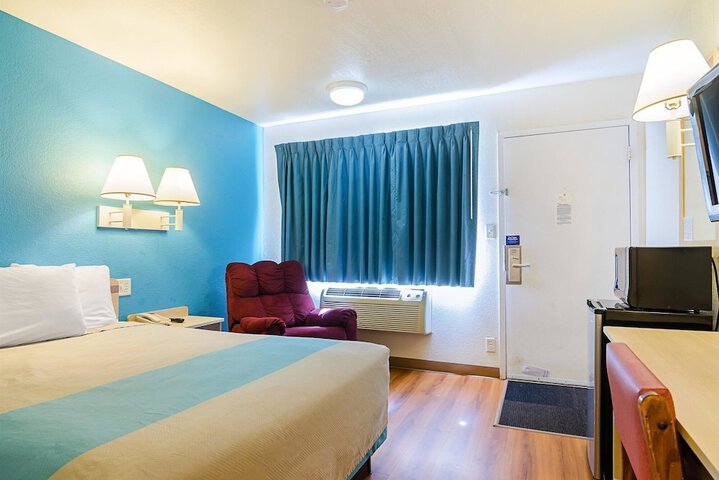 Room 6 of 32