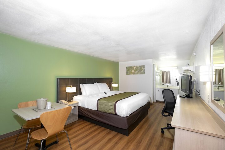 1 King Bed (3 of 6)