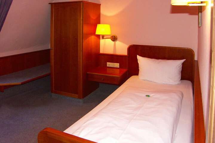 Room 4 of 18