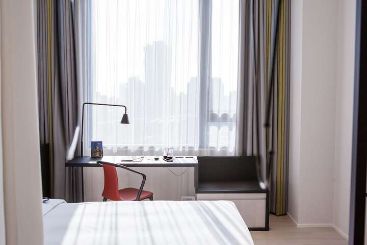 Room 37 of 83