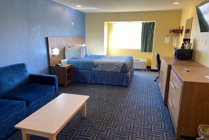 1 Queen Bed (8 of 17)