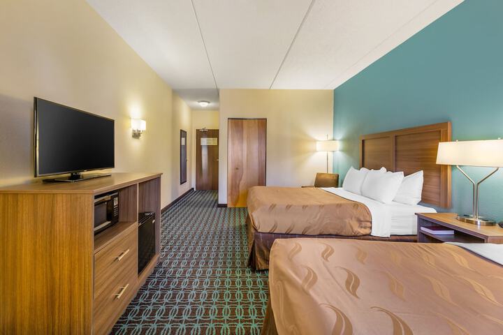 2 Queen Beds (1 of 11)