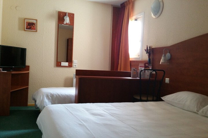 Room 13 of 32