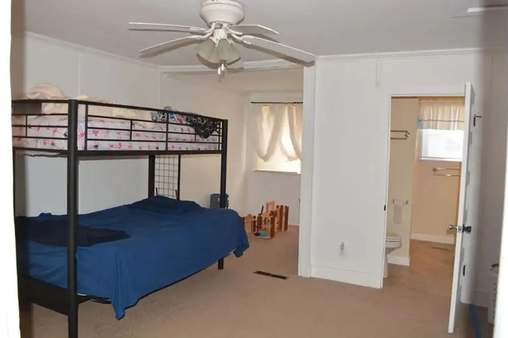 Room 9 of 12