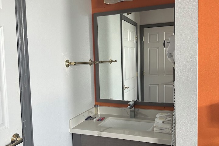 Room 8 of 33