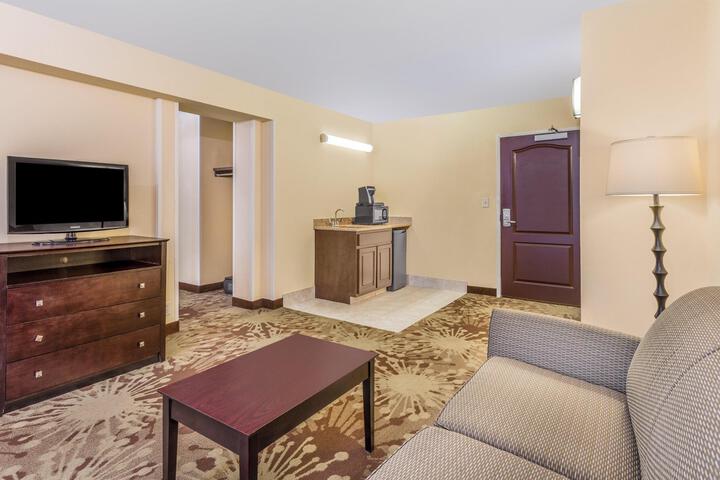 1 Bedroom Suite King Bed (6 of 18)