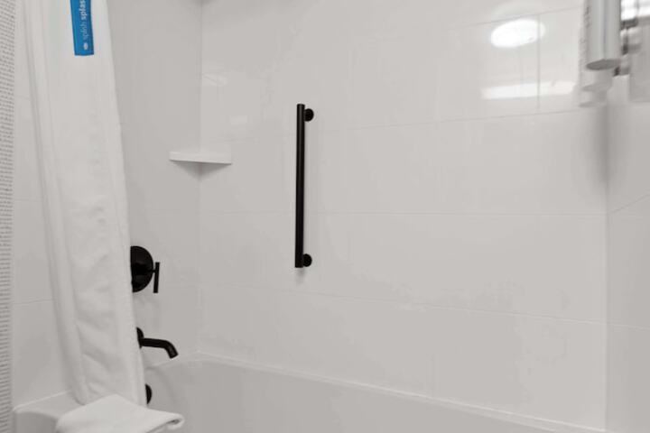 2 Queen Bed Accessible Room with Accessible Tub (6 of 35)