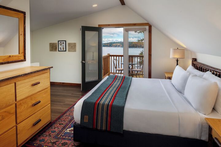 Lodge King Bed Main Building (9 of 15)