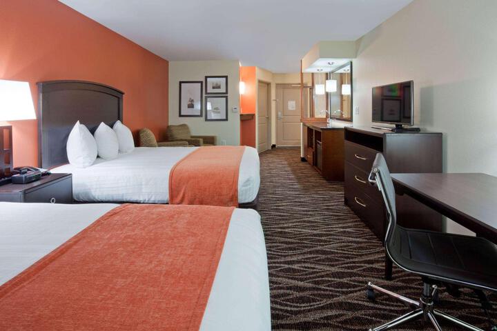 2 Queen Beds (7 of 9)